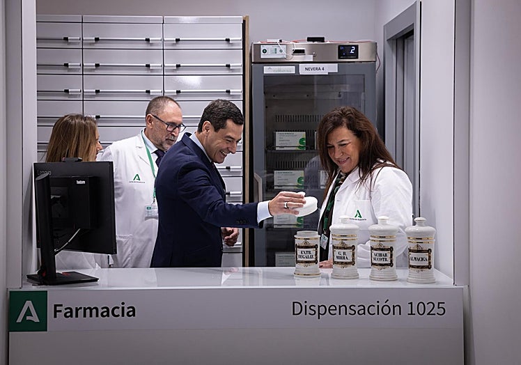 El presidente, en el Servicio de Farmacia del Hospital de Día.